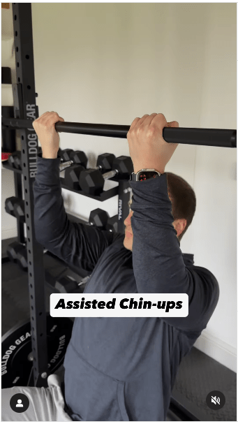 1. 辅助型引体上升步骤:慢慢让身体回到初始位置。 (IG@olliethompsonhealth) 1. 辅助型引体上升步骤:慢慢让身体回到初始位置。 (IG@olliethompsonhealth)