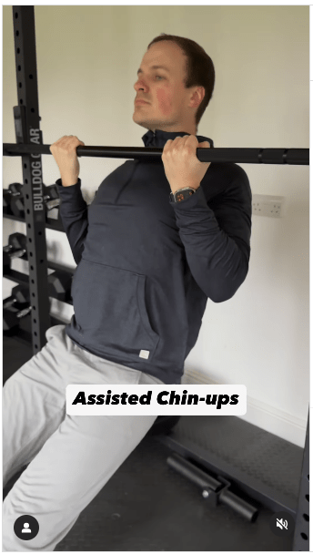 1. 辅助型引体上升步骤:双脚踩在地板上支撑身体,向上拉动身体,直到下巴高于横杆。 做这个动作时,想象一下将肩胛骨挤压在一起。 (IG@olliethompsonhealth) 1. 辅助型引体上升步骤:双脚踩在地板上支撑身体,向上拉动身体,直到下巴高于横杆。 做这个动作时,想象一下将肩胛骨挤压在一起。 (IG@olliethompsonhealth)