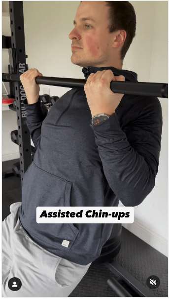 1. 辅助型引体上升步骤:随着力量不断提升,可尝试减少双脚的支撑,增加锻炼难度,挑战自己。 (IG@olliethompsonhealth) 1. 辅助型引体上升步骤:随着力量不断提升,可尝试减少双脚的支撑,增加锻炼难度,挑战自己。 (IG@olliethompsonhealth)