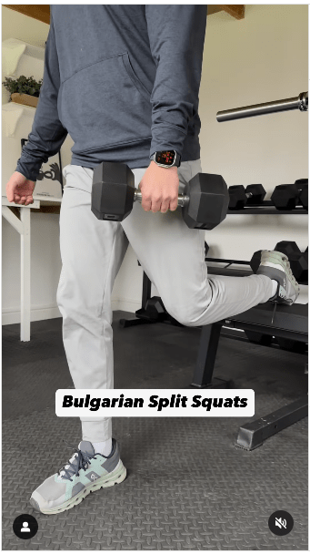 2. 保加利亚分腿蹲步骤:背向并站于长凳或固定平面的前方一步位置,其平面的高度约与膝盖齐平; 左手握住哑铃或壶铃,手臂放在身体两侧,手掌朝向身体。IG@olliethompsonhealth 2. 保加利亚分腿蹲步骤:背向并站于长凳或固定平面的前方一步位置,其平面的高度约与膝盖齐平; 左手握住哑铃或壶铃,手臂放在身体两侧,手掌朝向身体。IG@olliethompsonhealth