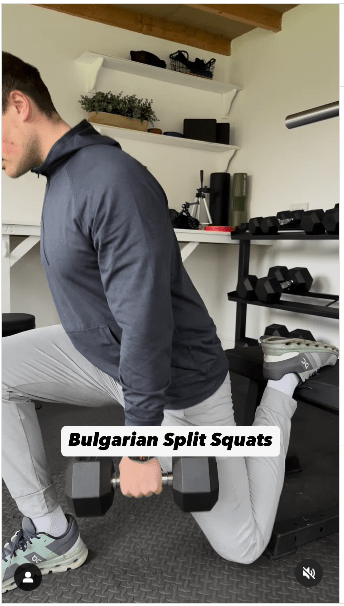 2. 保加利亚分腿蹲步骤:保持右腿伸直,臀部平直,将左脚脚步放在身后的长椅或平面上; 放低左膝,直到几乎触碰到地面,同时保持胸部挺直,然后用右脚发力回到初始位置。 (IG@olliethompsonhealth) 2. 保加利亚分腿蹲步骤:保持右腿伸直,臀部平直,将左脚脚步放在身后的长椅或平面上; 放低左膝,直到几乎触碰到地面,同时保持胸部挺直,然后用右脚发力回到初始位置。 (IG@olliethompsonhealth)