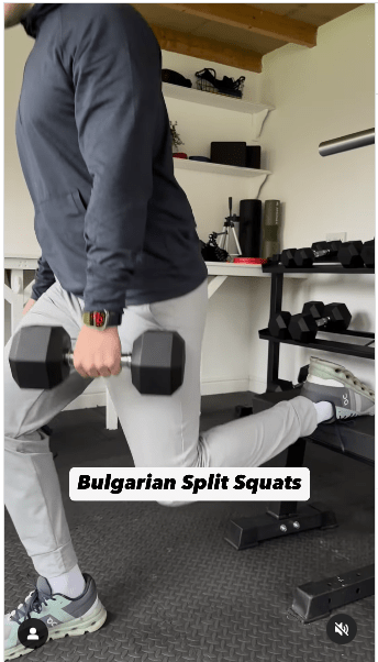 2. 保加利亚分腿蹲步骤:重复动作。 (IG@olliethompsonhealth) 2. 保加利亚分腿蹲步骤:重复动作。 (IG@olliethompsonhealth)