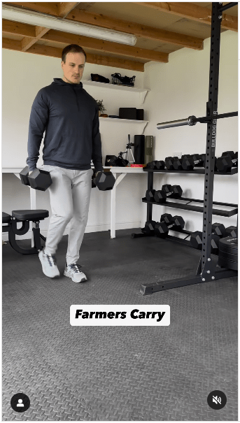 3. 农夫行走步骤:双手各握着1个哑铃或壶铃,双臂放在身体两侧,手掌朝内。 (IG@olliethompsonhealth) 3. 农夫行走步骤:双手各握着1个哑铃或壶铃,双臂放在身体两侧,手掌朝内。 (IG@olliethompsonhealth)