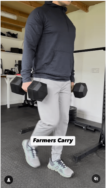 3. 农夫行走步骤:保持身体直立,收紧核心,负重行走。 (IG@olliethompsonhealth) 3. 农夫行走步骤:保持身体直立,收紧核心,负重行走。 (IG@olliethompsonhealth)