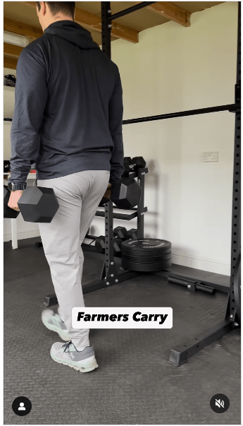 3. 农夫行走步骤:拿着哑铃来回走动。 (IG@olliethompsonhealth) 3. 农夫行走步骤:拿着哑铃来回走动。 (IG@olliethompsonhealth)