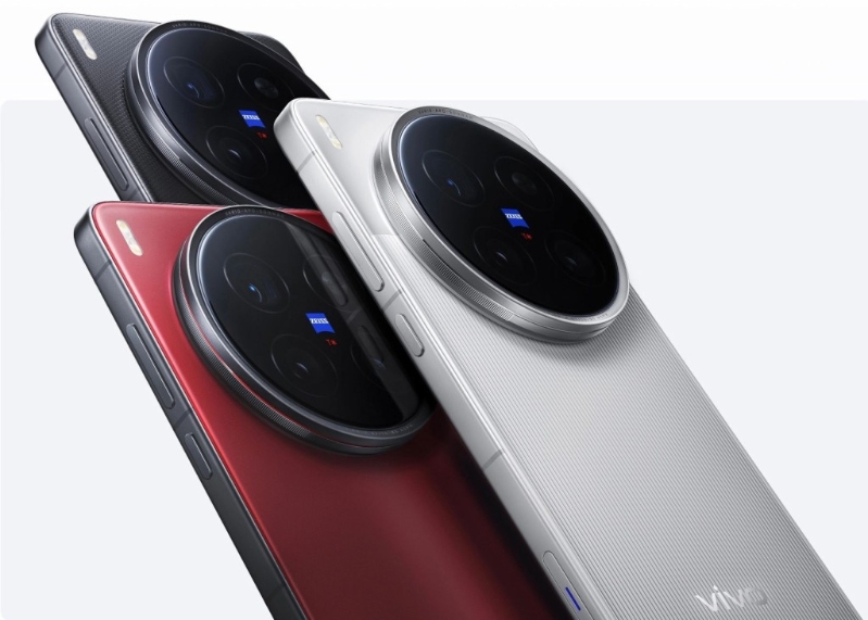 X200 Ultra备有红、银及黑3色选择,机背纹理质感各有特色。 X200 Ultra备有红、银及黑3色选择,机背纹理质感各有特色。