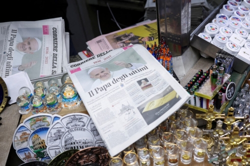 报章报道教宗死讯。路透社 报章报道教宗死讯。路透社