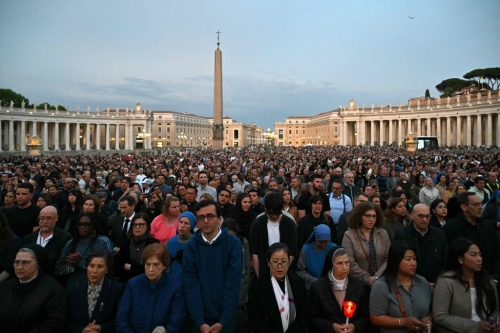 信众在圣伯多禄广场哀悼教宗。法新社 信众在圣伯多禄广场哀悼教宗。法新社