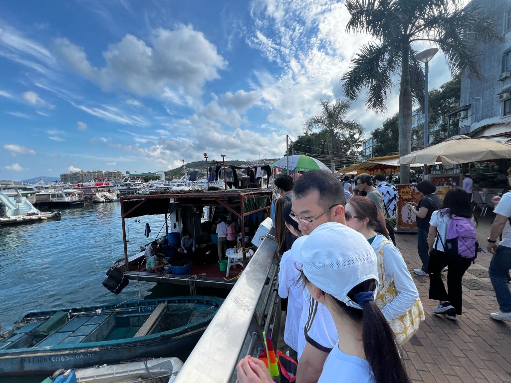 大排长龙为一尝野生海胆。 大排长龙为一尝野生海胆。