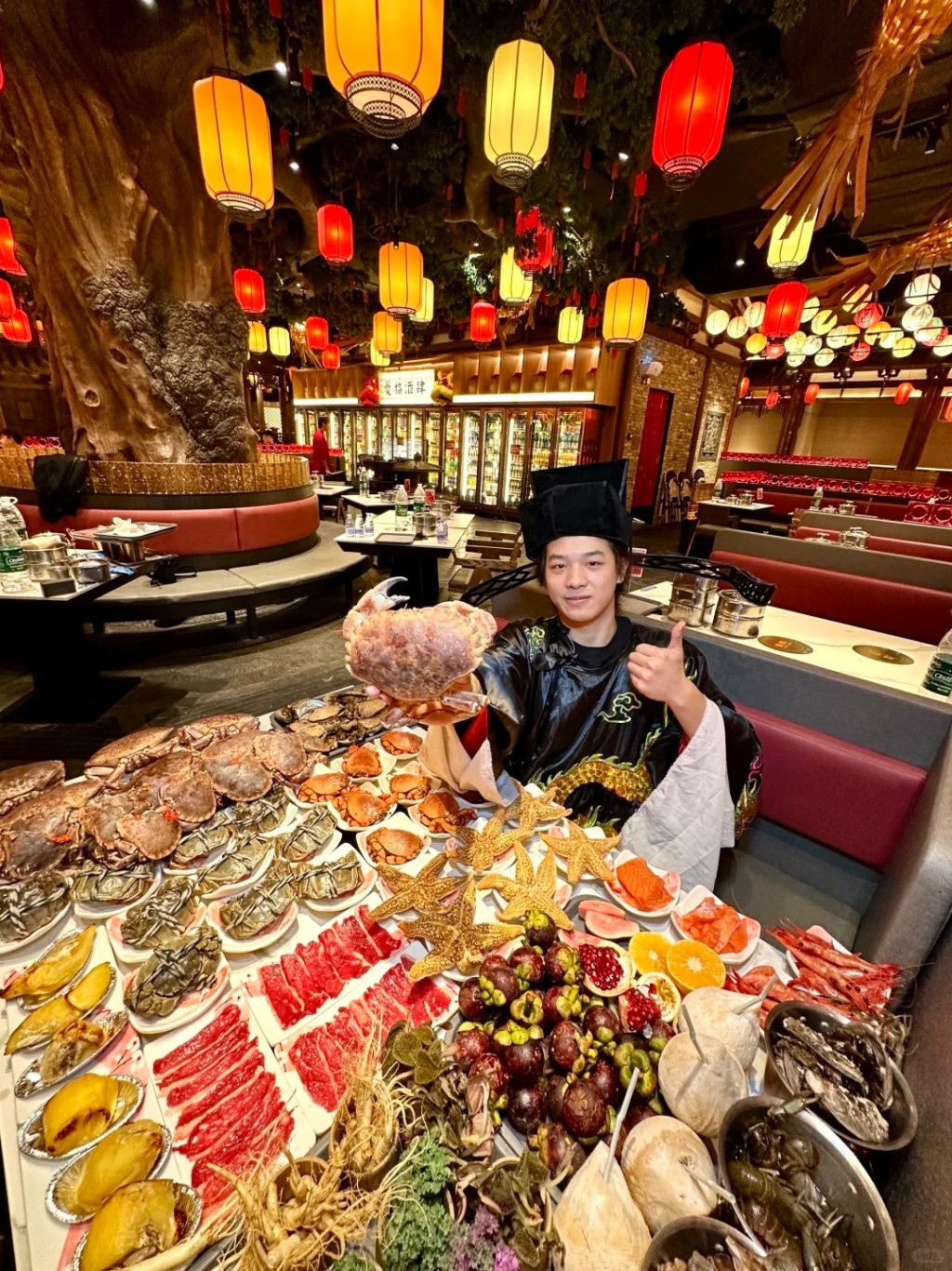 “曼格姿造.活海鲜.榴莲自助”任食海鲜火锅,在小红书上爆红。 “曼格姿造.活海鲜.榴莲自助”任食海鲜火锅,在小红书上爆红。