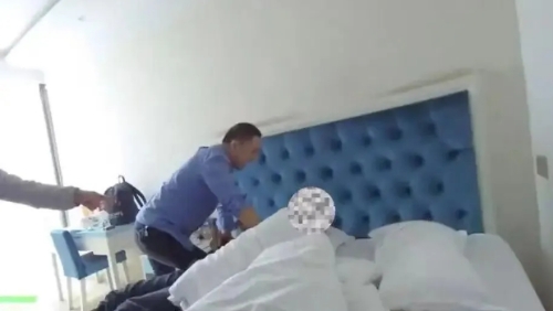 警方在床上将嫌犯抓获。 警方在床上将嫌犯抓获。