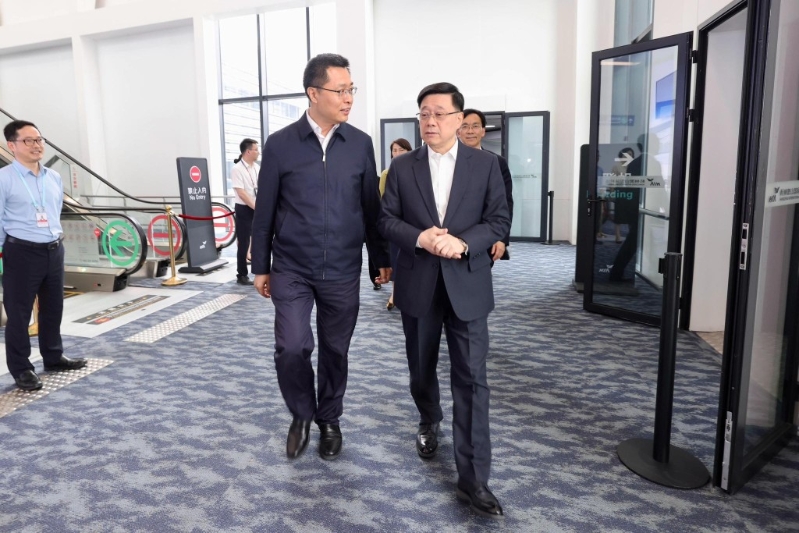 行政长官李家超带领特区政府代表团成员,今午(22日)抵达浙江杭州。 行政长官李家超带领特区政府代表团成员,今午(22日)抵达浙江杭州。