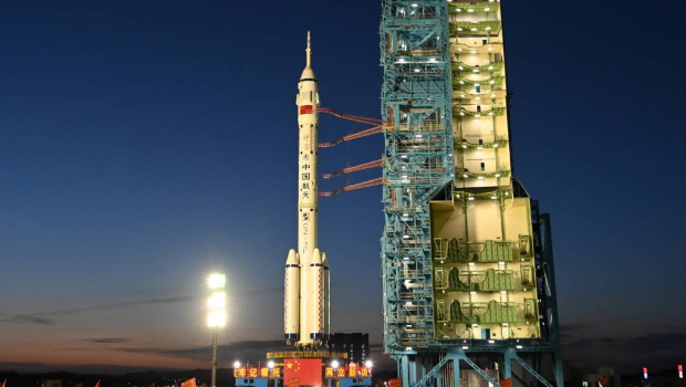 4月16日,据中国载人航天工程办公室消息,神舟二十号载人飞船与长征二号F遥二十运载火箭组合体已转运至发射区。中新社 4月16日,据中国载人航天工程办公室消息,神舟二十号载人飞船与长征二号F遥二十运载火箭组合体已转运至发射区。中新社