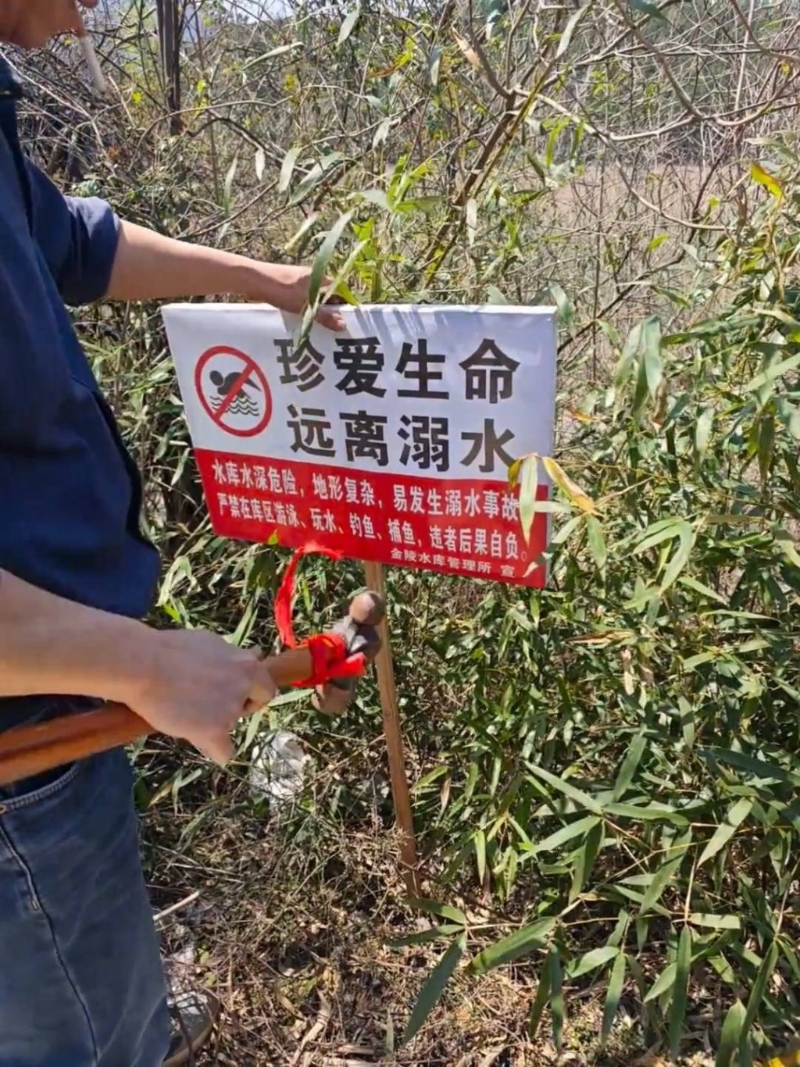 小歐有時要與他人合作完成在水塘的工作。《瀟湘晨報》