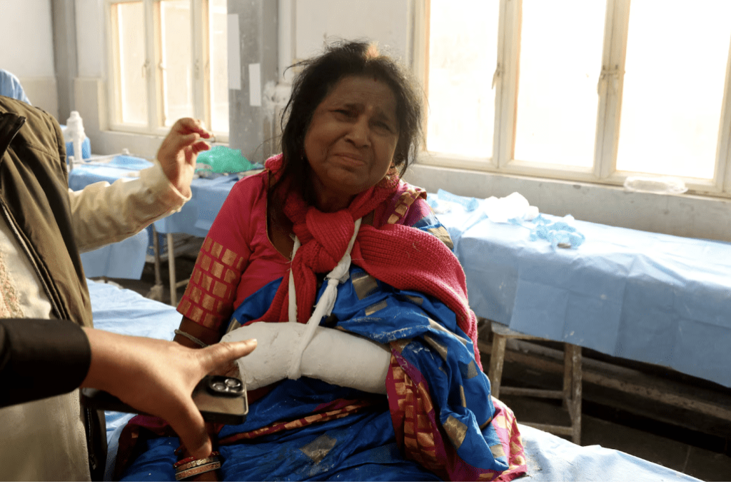 侥幸逃过死劫的女游客 侥幸逃过死劫的女游客