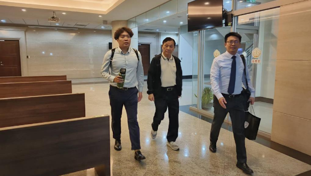 三地集团董事长钟嘉村(中间)离开地检署时,面对媒体提问未多作回应,仅简短表示:“谢谢大家,辛苦了,今天全程配合调查。” 三地集团董事长钟嘉村(中间)离开地检署时,面对媒体提问未多作回应,仅简短表示:“谢谢大家,辛苦了,今天全程配合调查。”