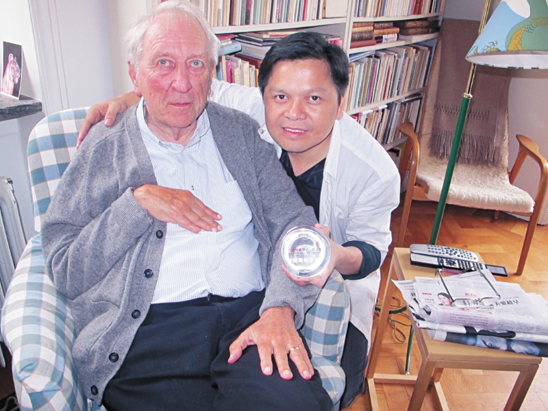 -2011年,与第六届“诗歌与人·国际诗歌-FZ102813712149.jpg -2011年,与第六届“诗歌与人·国际诗歌-FZ102813712149.jpg