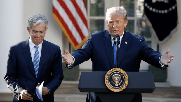 美国总统特朗普周二表示,他完全没有解雇联储局主席鲍威尔的意图,称近日的言论只是希望鲍威尔在减息问题上积极一点。路透社 美国总统特朗普周二表示,他完全没有解雇联储局主席鲍威尔的意图,称近日的言论只是希望鲍威尔在减息问题上积极一点。路透社