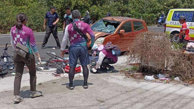 新北市康桥国际学校学生骑乘自行车环岛,22日行经埤头乡彰水路三段,疑似遭一辆逆向行驶的自小客车冲撞,造成7名学生及自小客车驾驶受伤送医。 新北市康桥国际学校学生骑乘自行车环岛,22日行经埤头乡彰水路三段,疑似遭一辆逆向行驶的自小客车冲撞,造成7名学生及自小客车驾驶受伤送医。