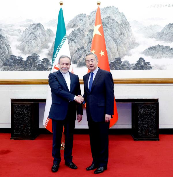 外交部长王毅在北京同伊朗外长阿拉格齐举行会谈。 外交部长王毅在北京同伊朗外长阿拉格齐举行会谈。