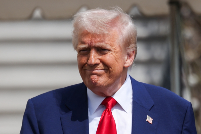 美国总统特朗普表示将大幅降低中国进口商品的关税,不再对北京采取强硬态度。.jpg 美国总统特朗普表示将大幅降低中国进口商品的关税,不再对北京采取强硬态度。.jpg