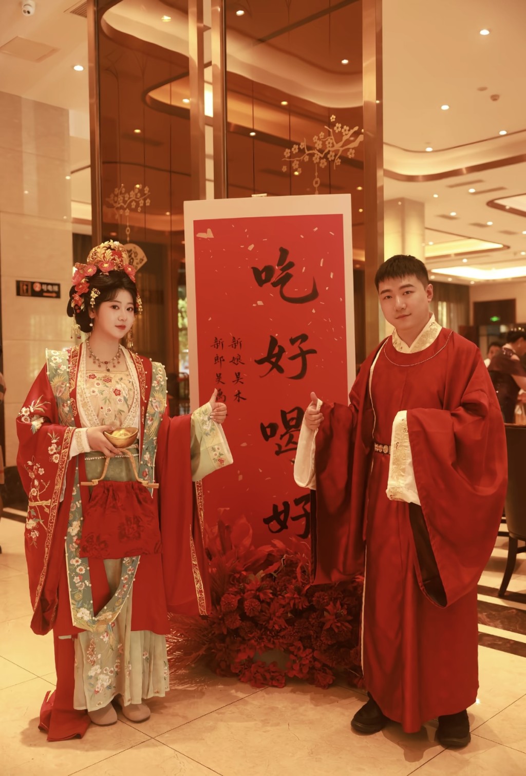 新婚夫妇办“极简婚礼” 新婚夫妇办“极简婚礼”