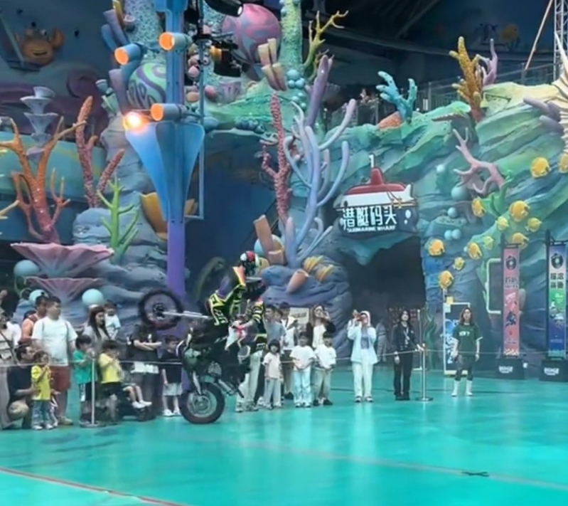 珠海长隆特技表演电单车失误冲向观众。 珠海长隆特技表演电单车失误冲向观众。