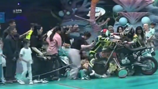 珠海长隆特技表演电单车失误冲向观众 珠海长隆特技表演电单车失误冲向观众