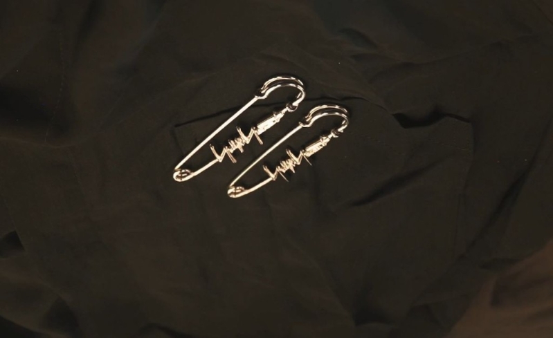 片段中,霆锋收到一对安全别针。 片段中,霆锋收到一对安全别针。