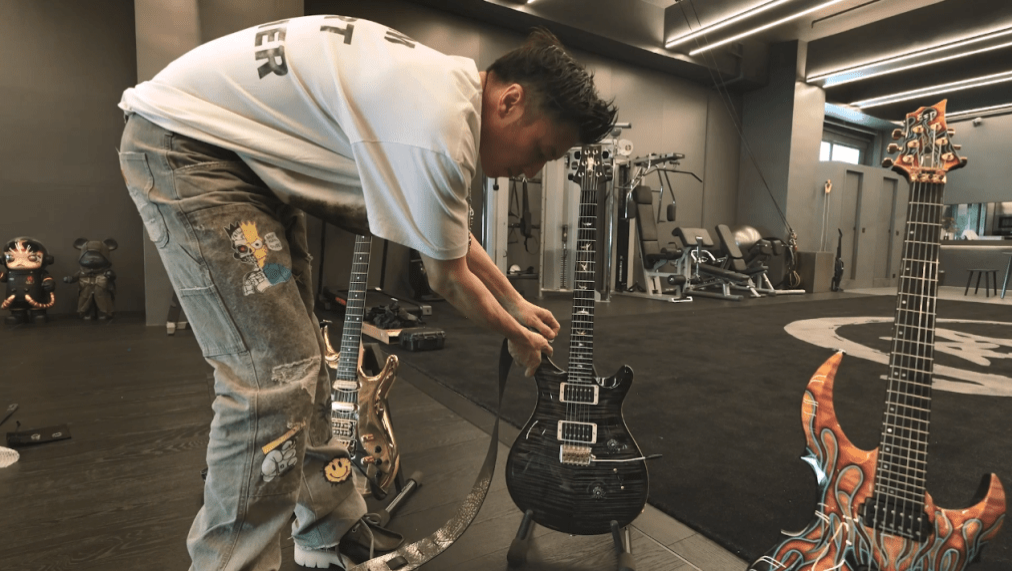 他即拿着结他带去拣结他配搭。 他即拿着结他带去拣结他配搭。