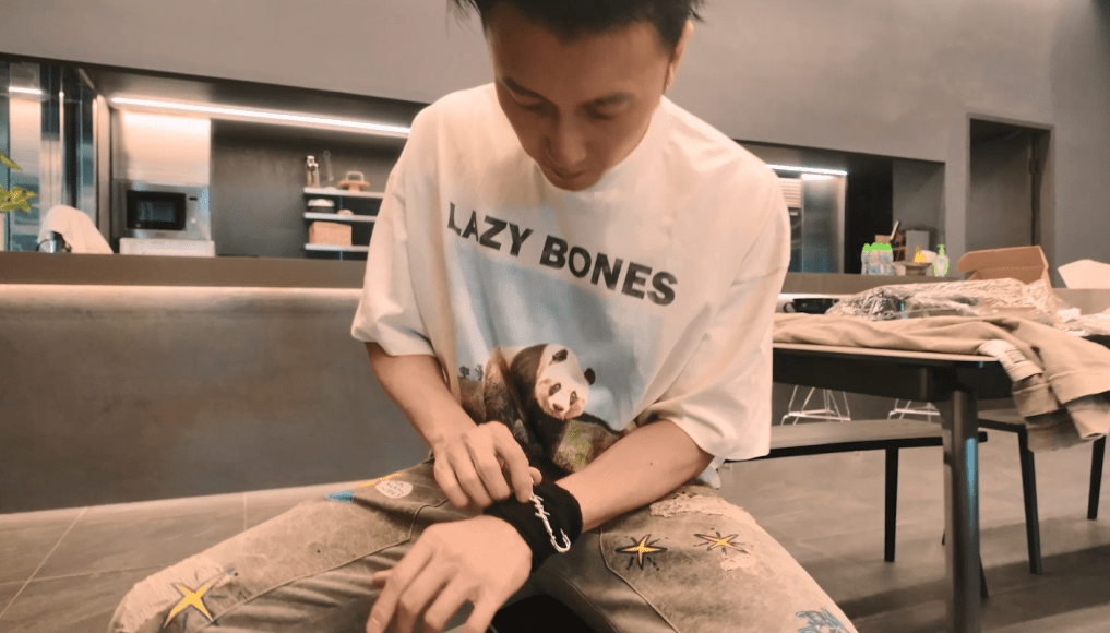 霆锋即在手上试戴安全别针! 霆锋即在手上试戴安全别针!