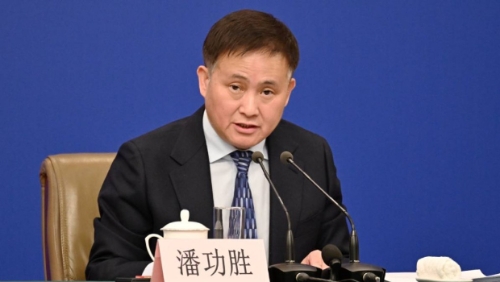 央行行长潘功胜抵达美国,出席国际货币基金组织(IMF)和世界银行举行春季会议。 央行行长潘功胜抵达美国,出席国际货币基金组织(IMF)和世界银行举行春季会议。