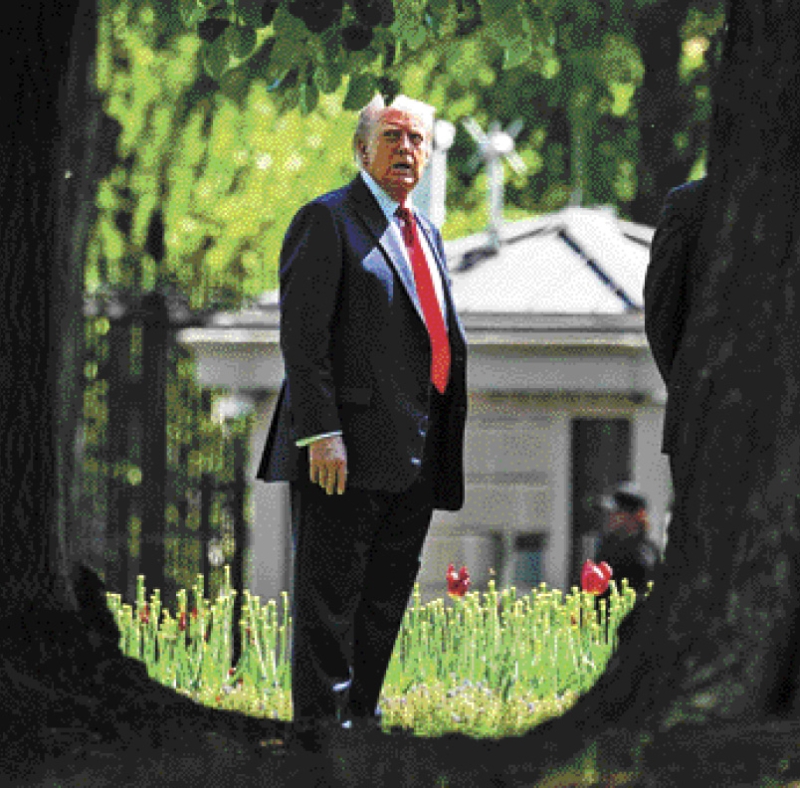 总统特朗普宣布改建白宫的最新计划,包括他将出资在官邸北侧的场地立起两根高度大约百呎的旗杆。 美联社 总统特朗普宣布改建白宫的最新计划,包括他将出资在官邸北侧的场地立起两根高度大约百呎的旗杆。 美联社