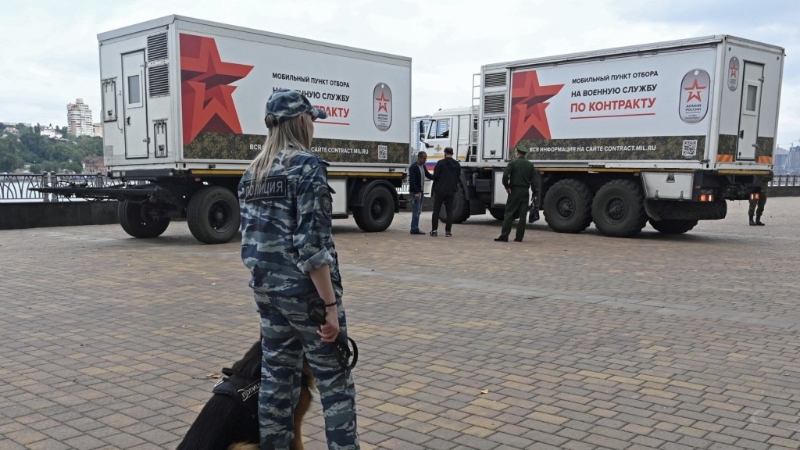 俄兵随流动征兵车停在顿河畔罗斯托夫招人。 路透社 俄兵随流动征兵车停在顿河畔罗斯托夫招人。 路透社