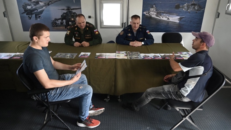 征兵办公室内桌上陈列着宣传单张。 路透社 征兵办公室内桌上陈列着宣传单张。 路透社