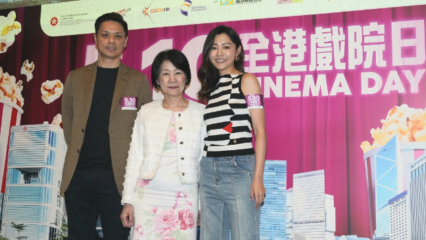 香港戏院商会理事长袁彦文(左)、文化体育及旅游局常任秘书长沈凤君(中)和活动大使卫诗雅(右) 香港戏院商会理事长袁彦文(左)、文化体育及旅游局常任秘书长沈凤君(中)和活动大使卫诗雅(右)