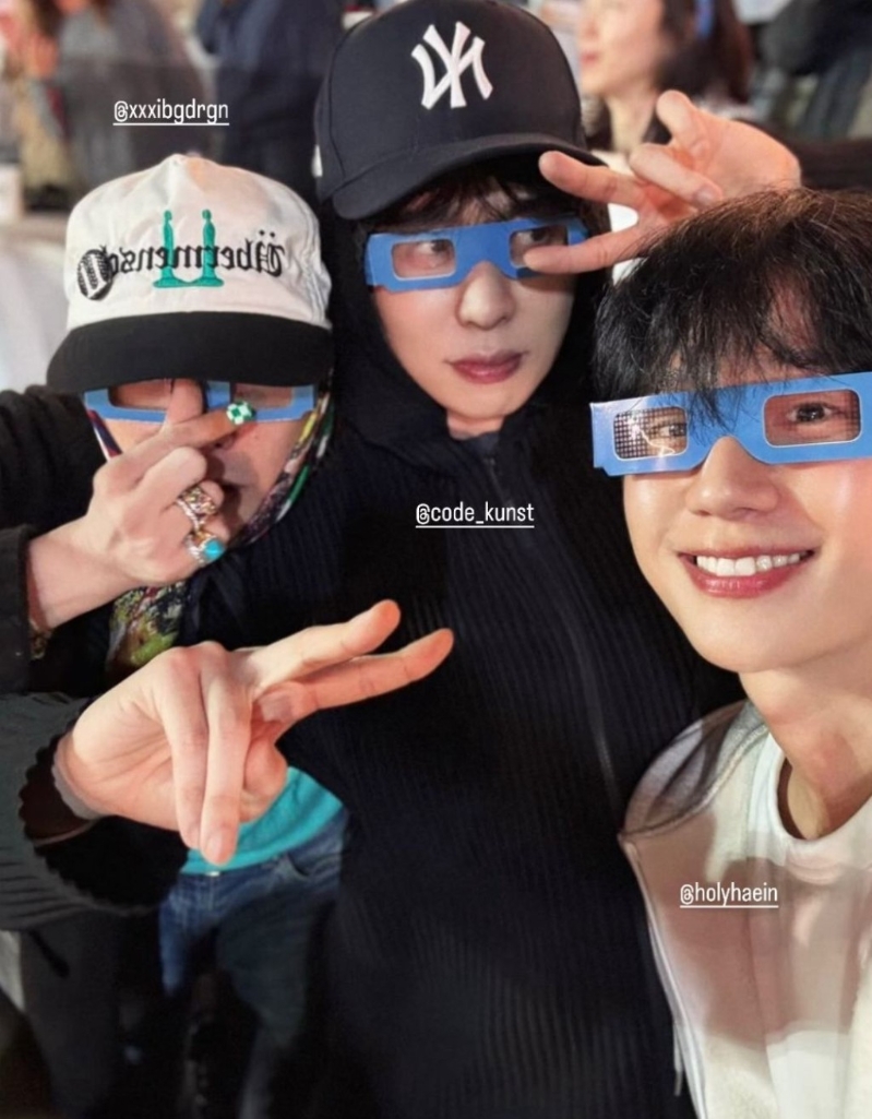 GD(左)前日跟Code Kunst及丁海寅一同欣賞Coldplay演唱會。