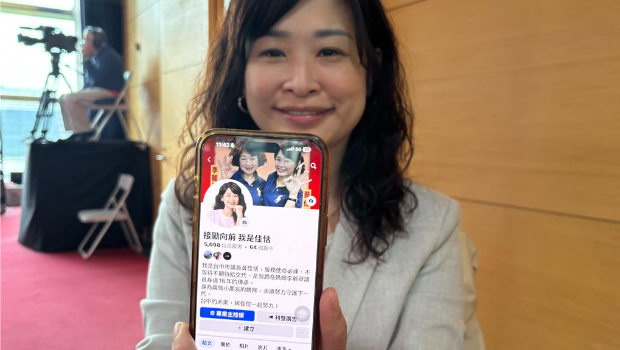 国民党台中市议员黄佳恬表示,台中市长卢秀燕登高一呼后,基层群情激昂,服务处电话被打爆。 国民党台中市议员黄佳恬表示,台中市长卢秀燕登高一呼后,基层群情激昂,服务处电话被打爆。