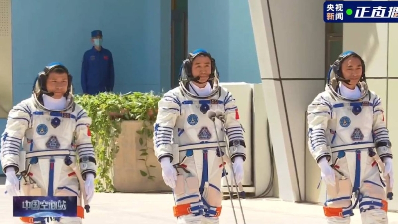举式上,三名航天员领命出征。 央视截图.jpg 举式上,三名航天员领命出征。 央视截图.jpg