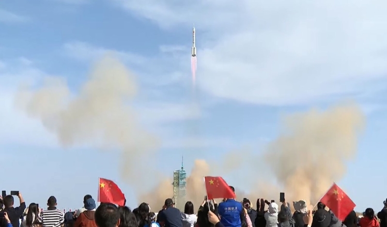 神舟二十号载人飞船发射升空。 央视截图.jpg 神舟二十号载人飞船发射升空。 央视截图.jpg