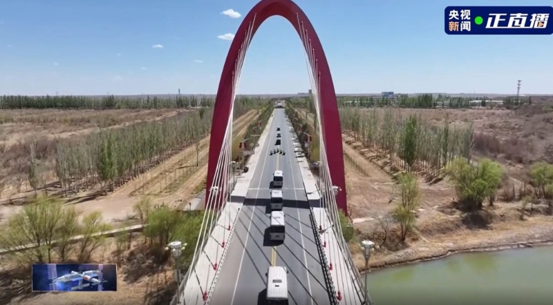 载着航天员的小巴前往发射塔。 央视截图 载着航天员的小巴前往发射塔。 央视截图