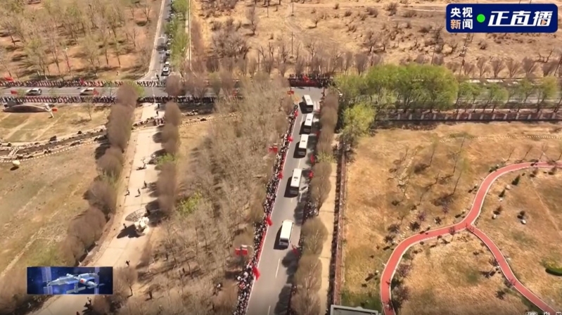 民众沿途夹道欢送。 央视截图 民众沿途夹道欢送。 央视截图