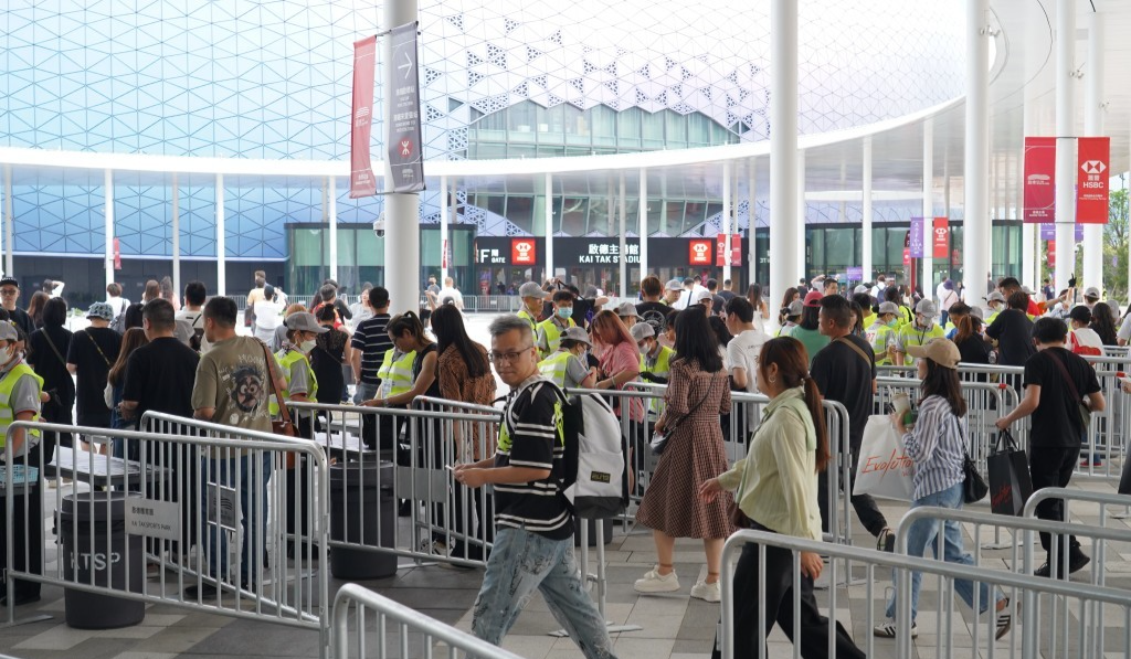 园区应主办方要求,于6时放人入内,较原先的5时半延迟半小时。 叶伟豪摄 园区应主办方要求,于6时放人入内,较原先的5时半延迟半小时。 叶伟豪摄