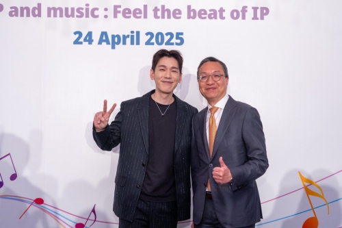 林定国(右)与歌手林奕匡。 林定国(右)与歌手林奕匡。