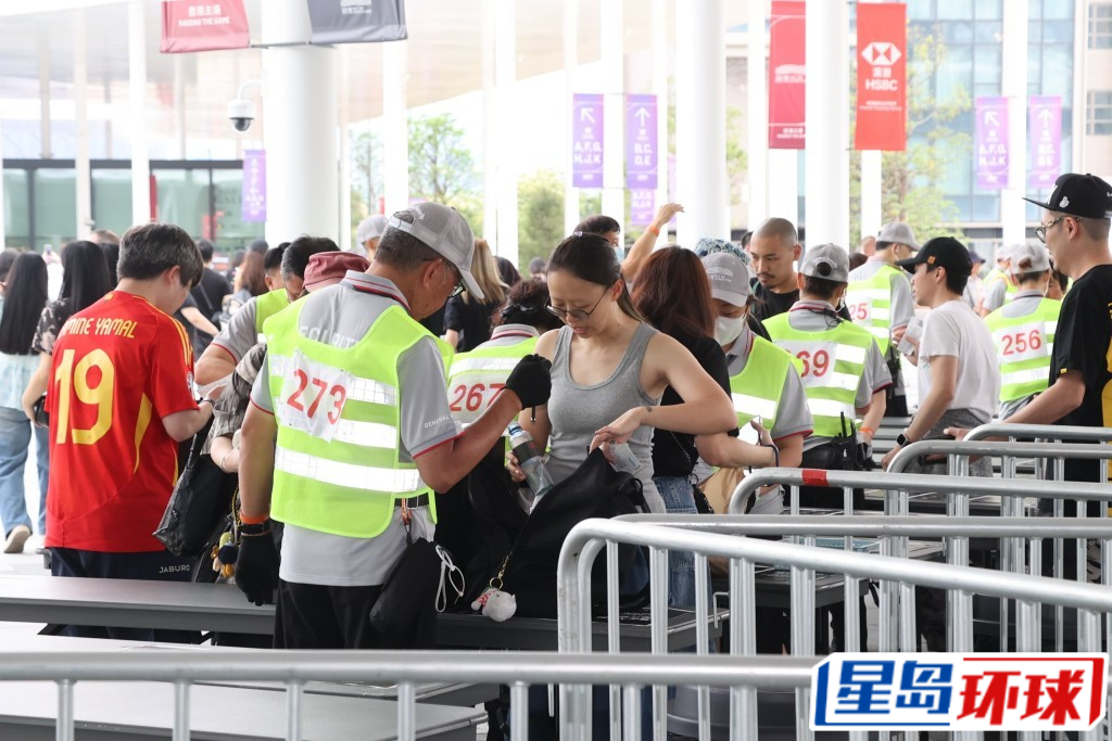 大会于4点40分开放公众入场。 大会于4点40分开放公众入场。