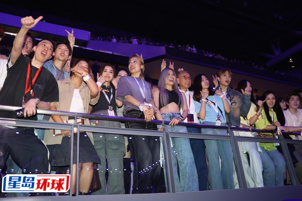 英皇一众艺人与高层齐聚包厢。 英皇一众艺人与高层齐聚包厢。