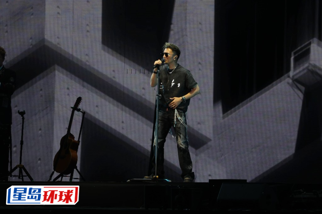 谢霆锋开场以黑超Look亮相,引全场尖叫! 谢霆锋开场以黑超Look亮相,引全场尖叫!