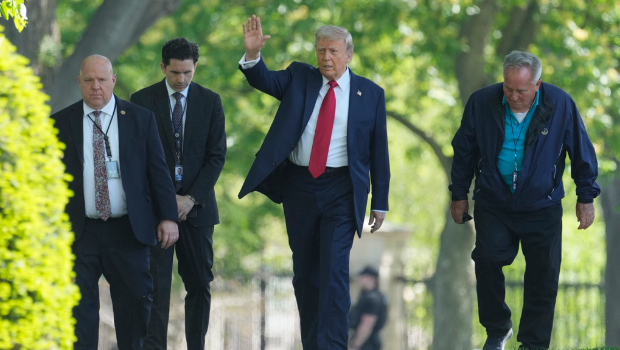 在美国总统特朗普即将迎来执政100天之际,民众对他在2方面表现给予低分。 在美国总统特朗普即将迎来执政100天之际,民众对他在2方面表现给予低分。