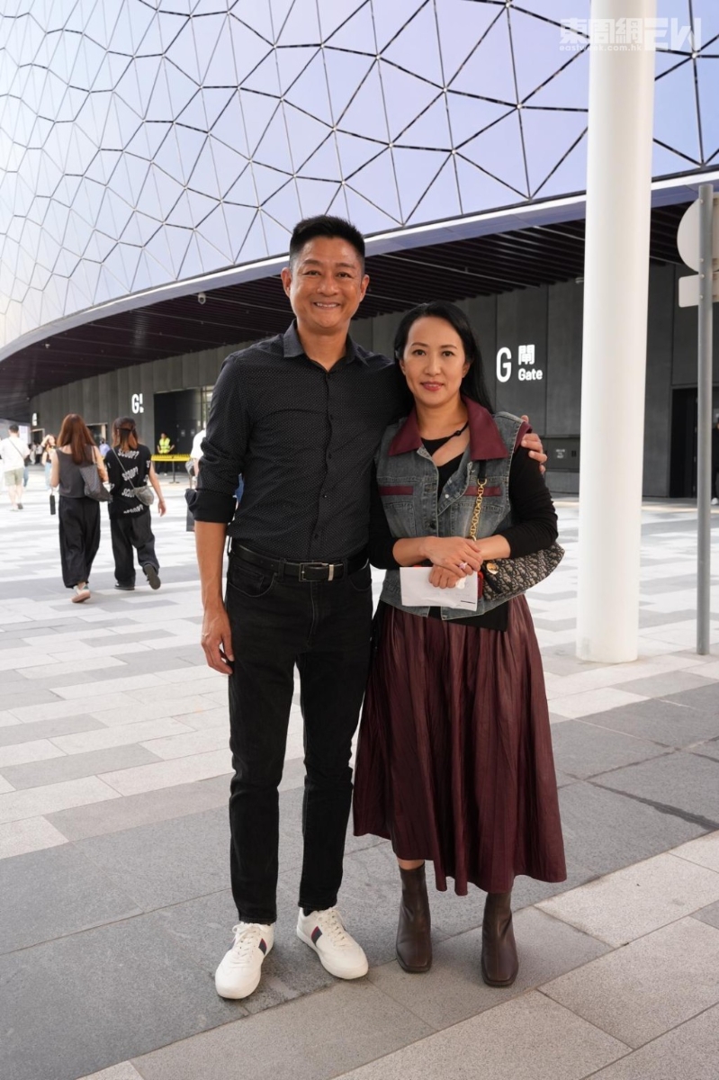 杨证桦和太太沈可欣今日齐现身启德主场馆门外,老公负责保安工作,太太就看偶像谢霆锋的演唱会。 杨证桦和太太沈可欣今日齐现身启德主场馆门外,老公负责保安工作,太太就看偶像谢霆锋的演唱会。