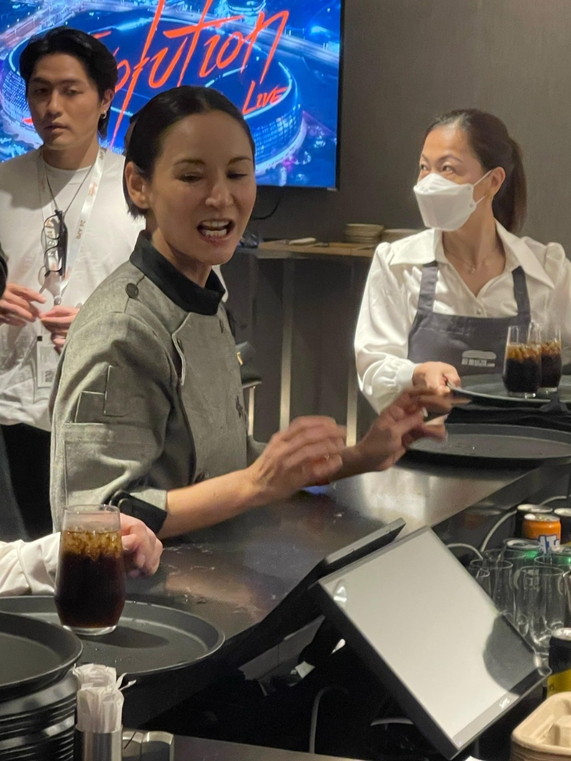 中法混血名模兼人气糕点厨师Amanda S.,今晚主理甜品部。 中法混血名模兼人气糕点厨师Amanda S.,今晚主理甜品部。